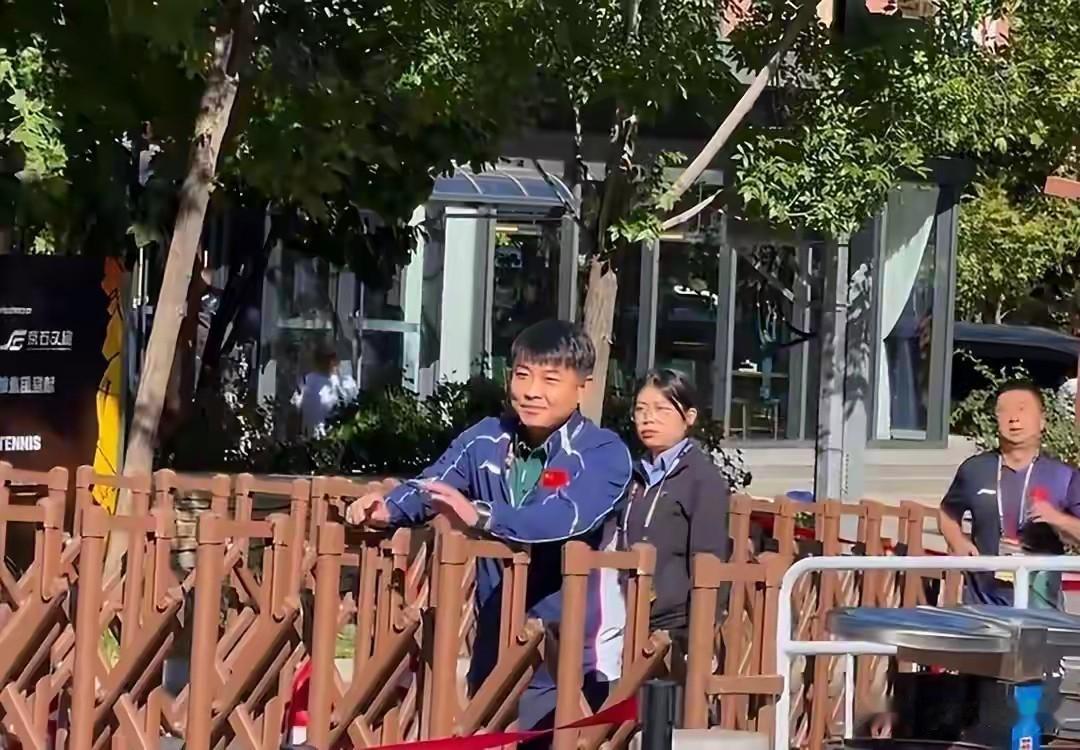 原以为引发众怒的饭圈多是以中老年人为主，实际上有些18岁上下的孩子也跟着疯狂！北