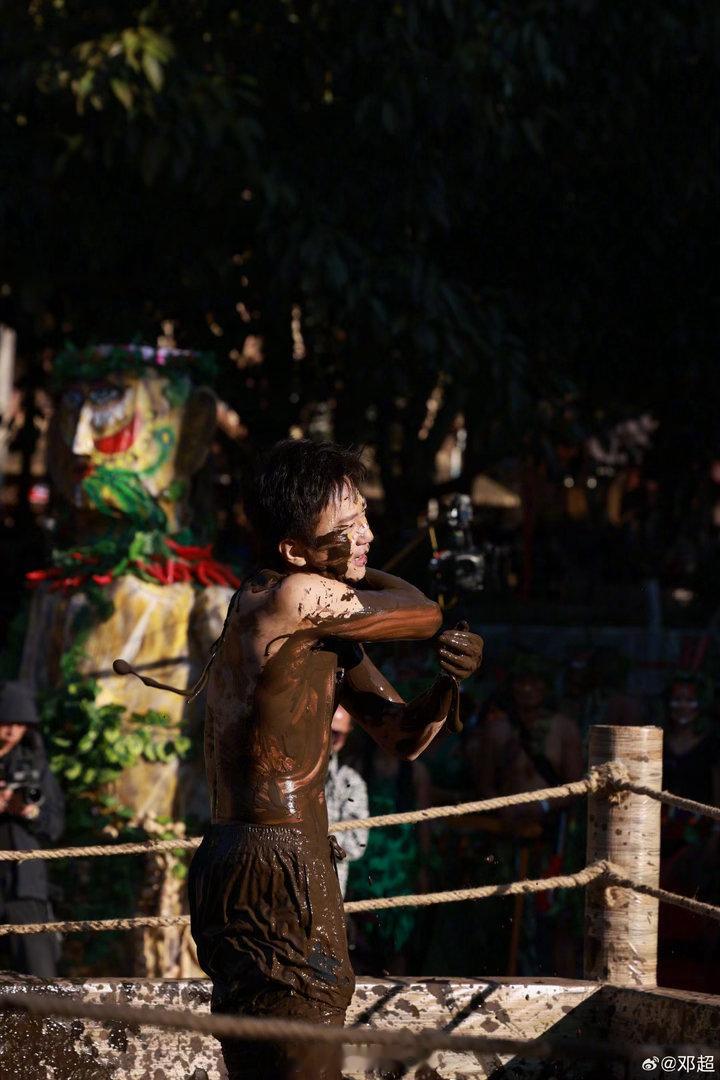 邓超问鹿晗身材不难看吧 47岁邓超的腹肌秀来得猝不及防：“我身材不难看吧？” 鹿