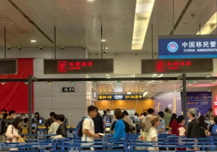 惊险万分！8月29日汉新闻报道，上海浦东机场，边检民警拦下一名外籍旅客，对方嘴上