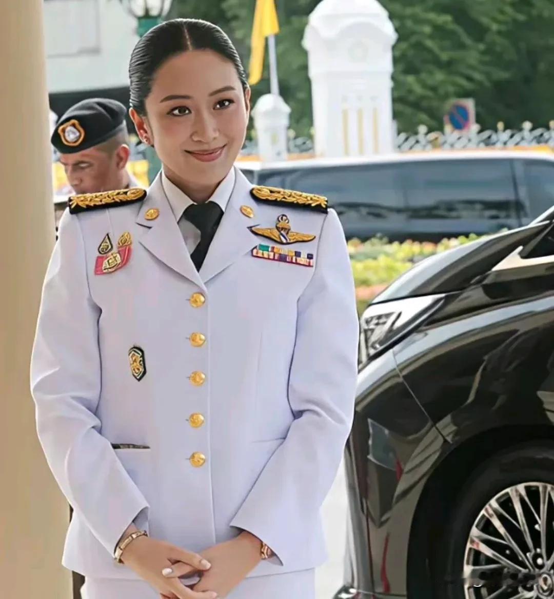 泰国民调称，逾八成民众希望重选总理或重选国会，仅15％支持佩通坦继续执政。 ​​