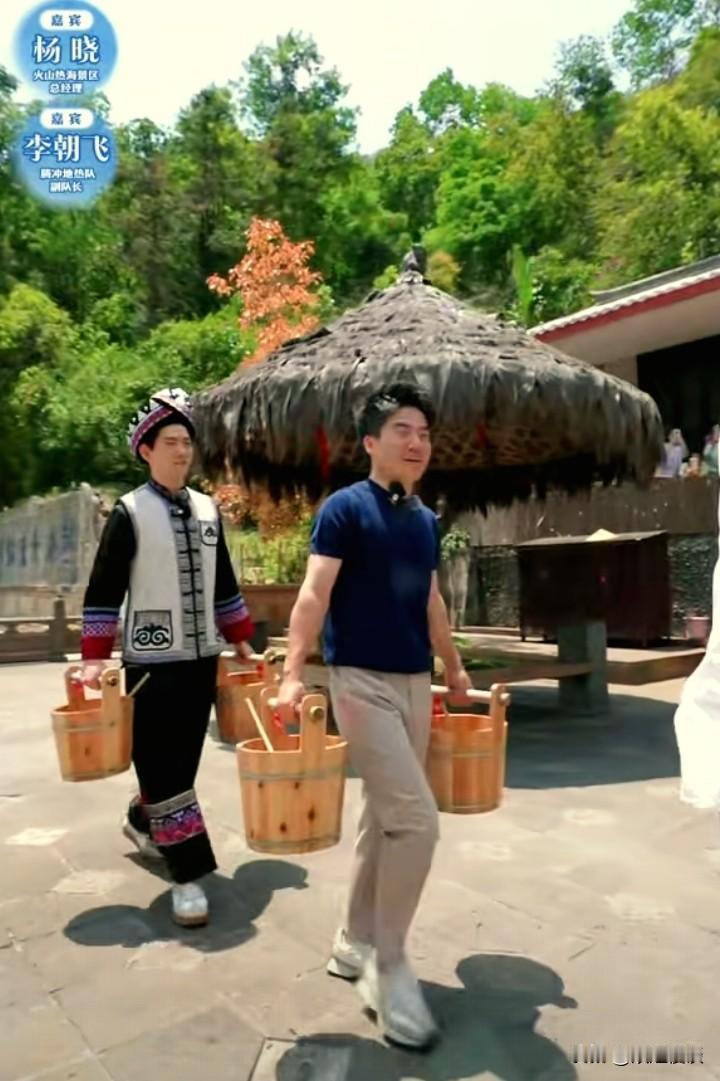 云南，养精气神。
这几天董宇辉在云南玩嗨了，不但参加运动会、跳民族舞、上山采茶，
