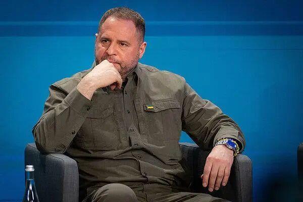 就在昨天，泽连斯基的心腹，办公室主任叶尔马克被乌克兰反腐败调查局给查了，已经有八