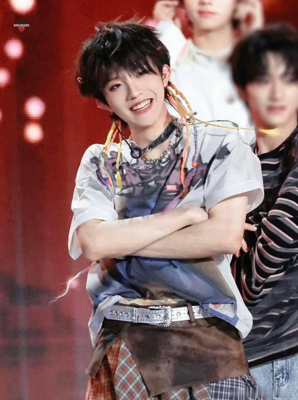 苏新皓问什么是年糕条被苏新皓笑晕！说他手是年糕条，立刻找角度认证俊美小手，小猫抓