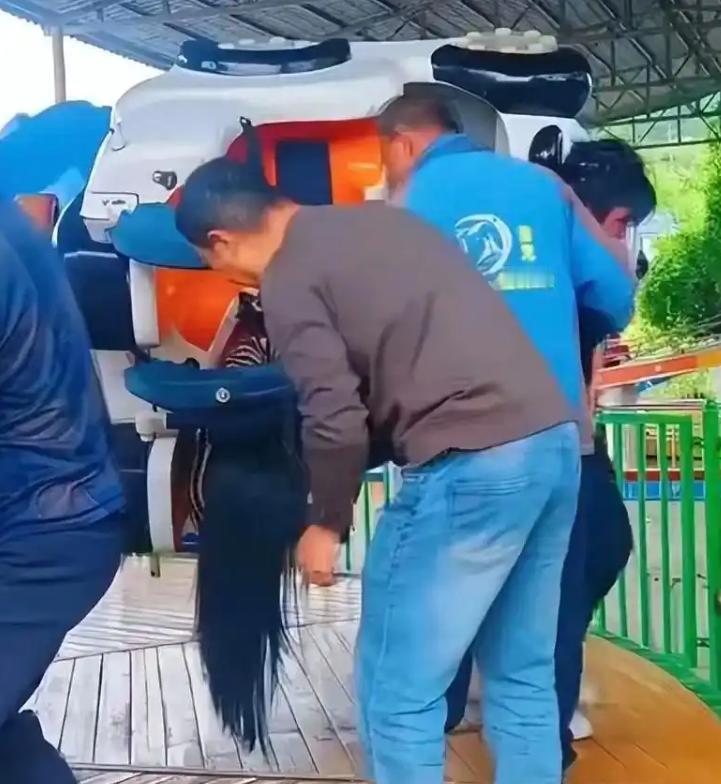 游乐场突发惊险一幕！游乐设施突遇停电故障，多名游客瞬间倒挂高空，场面惊险。所幸相
