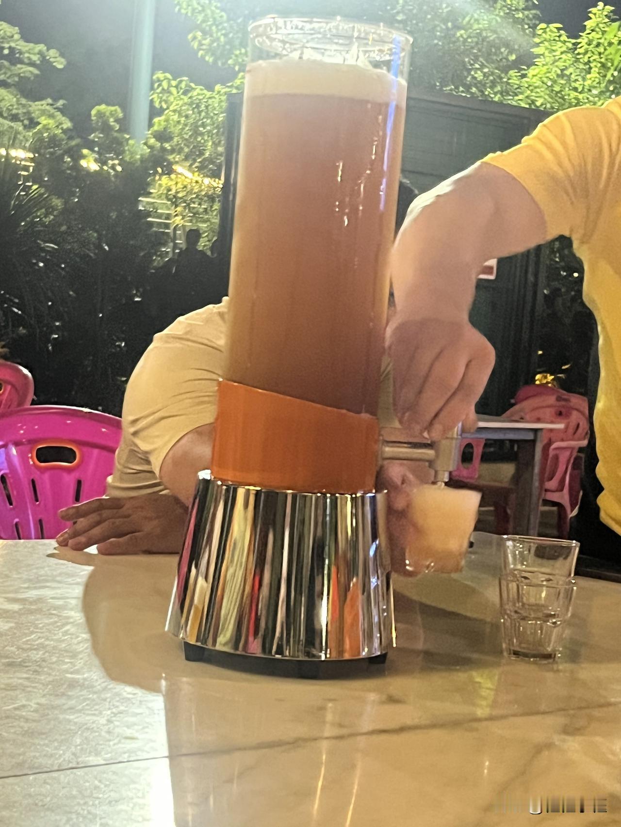 凉风的夜和朋友撸串，这啤酒炮真的太绝了！满满一大桶精酿，金黄的泡沫看着就带劲。一