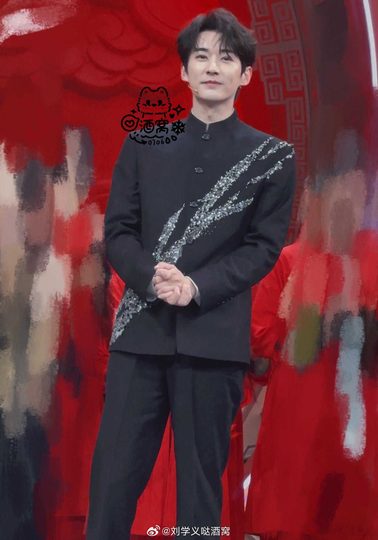 刘学义 这套新中式礼服太帅了啊！今晚19:30，CCTV-3开门迎春晚播出噢！(