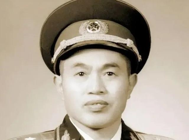 1940年，皮定均看上了女干部张烽，就让县长去说媒，张烽听说了县长的来意后，拒绝