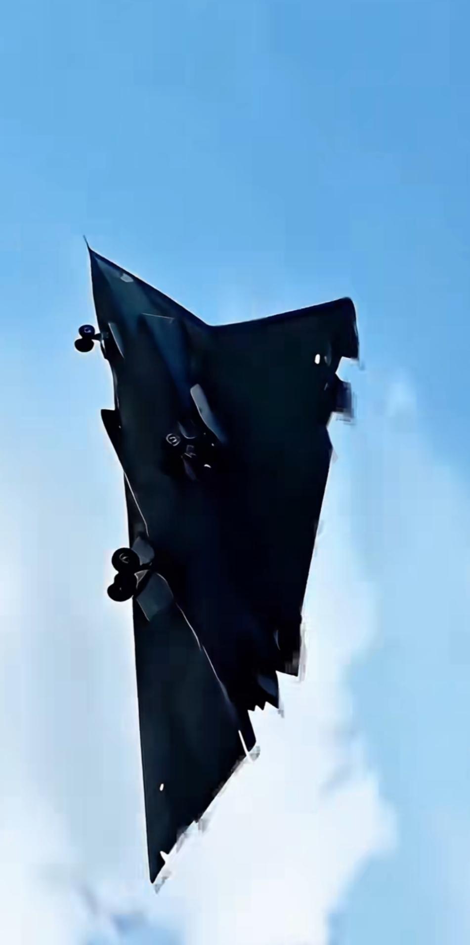 歼36的第三架原型机出现了，而且网友还发现歼36双机编队飞行，看样子距离定型又近