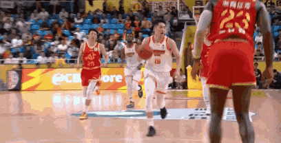 CBA现在武林风起，广厦外援汤姆森下体遭到严重撞击。cba炫时刻cba