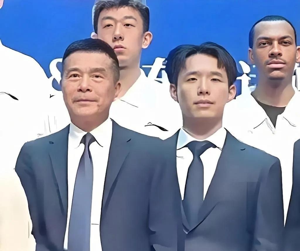 宏远管理层更迭，俱乐部开启全新发展阶段
 
杜锋的离任，是多重因素叠加下的结果，