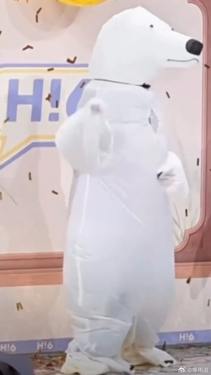 丁程鑫穿了北极熊充气玩偶服丁程鑫大白熊你好星期六看片段直接笑出声！丁程鑫变身胖乎