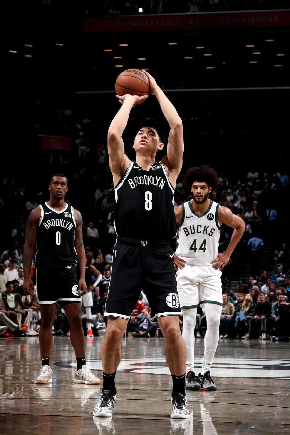 历史时刻！崔永熙迎来自己NBA常规赛首秀，上场1分58秒，2罚1中得到了1分，完