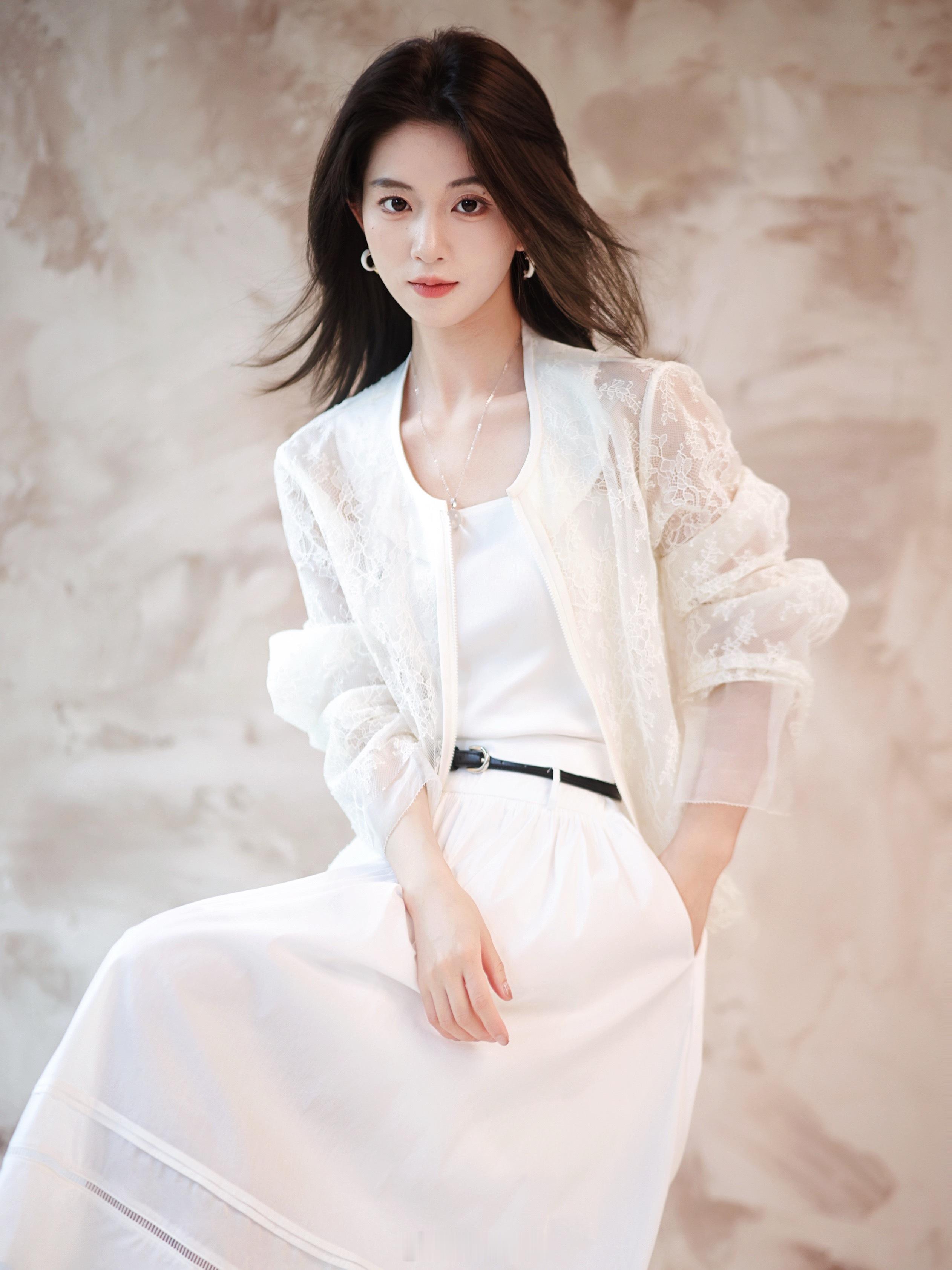 休闲与精致并存啊！！100真丝蕾丝外套 特重工上身又清清凉凉 喜欢的今晚快去播播