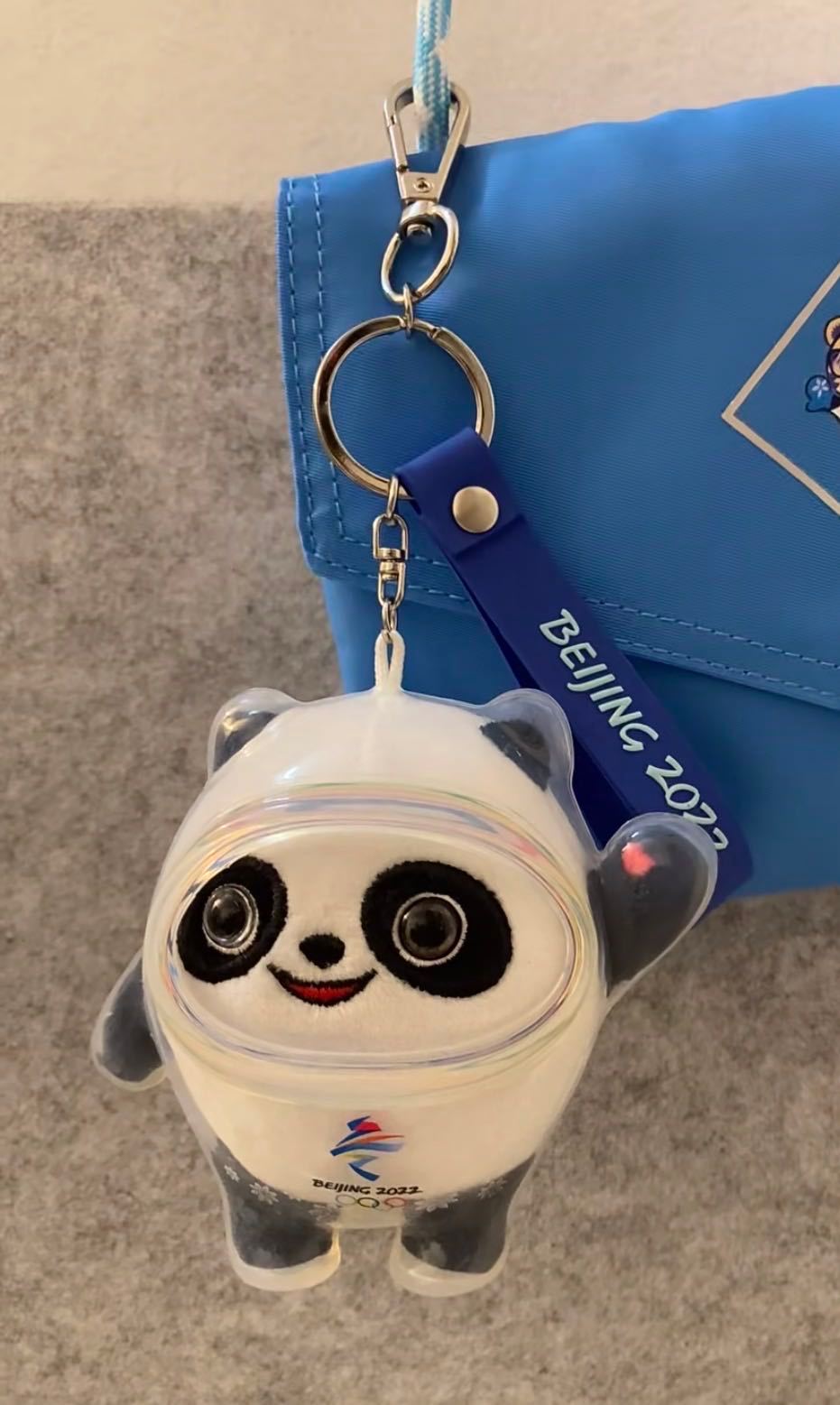 一代人有一代人的挂件妈妈当年抢囤物资，我蹲守限量挂件。通勤帆布包挂满软乎乎玩偶，