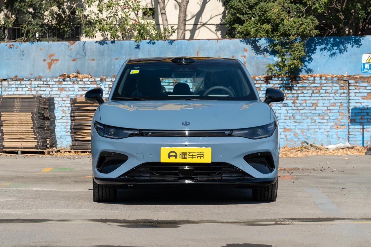 零跑Lafa5是一款以性价比为核心竞争力的10万级纯电轿跑，依托零跑的技术积累与