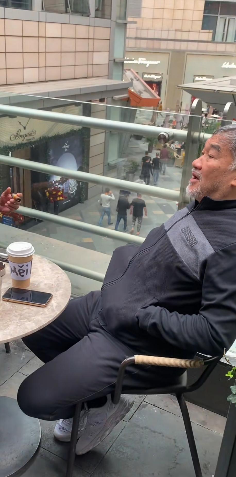 大爷在商场外悠闲喝咖啡。还记得这位大侠吗？一般人不知道他的名字，香港一位老戏骨，