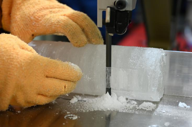 古老冰层如何帮助科学家保护冰川② 冰芯中蕴藏着数百年的气象信息：有人将这种异常现