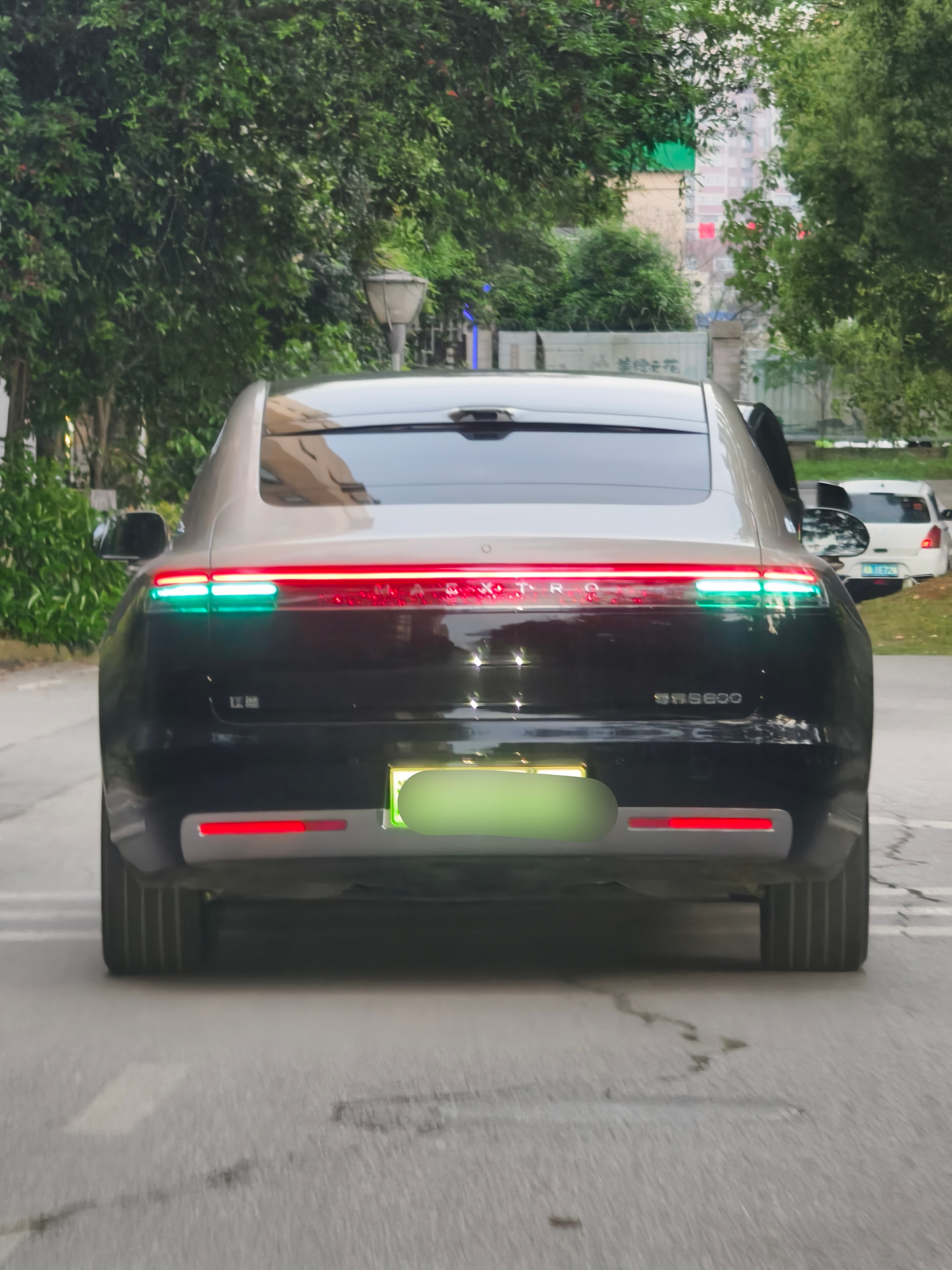 长沙这个周末难得的晴天，去月湖公园逛了逛，说来也巧，进出小区都见到了咱邻居的尊界