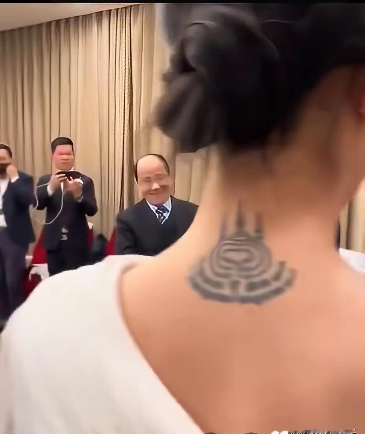 王石砸钱铺路，田朴珺脖子上却纹着泰国“太妹符”？
！
这反差绝了！
一边是地产大