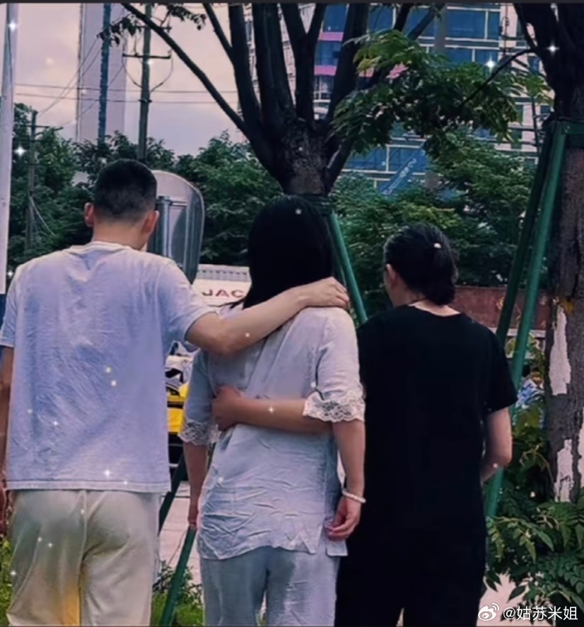 有部电视剧叫《温州一家人》，这张照片，可以叫《宁波一家人》。洛熙