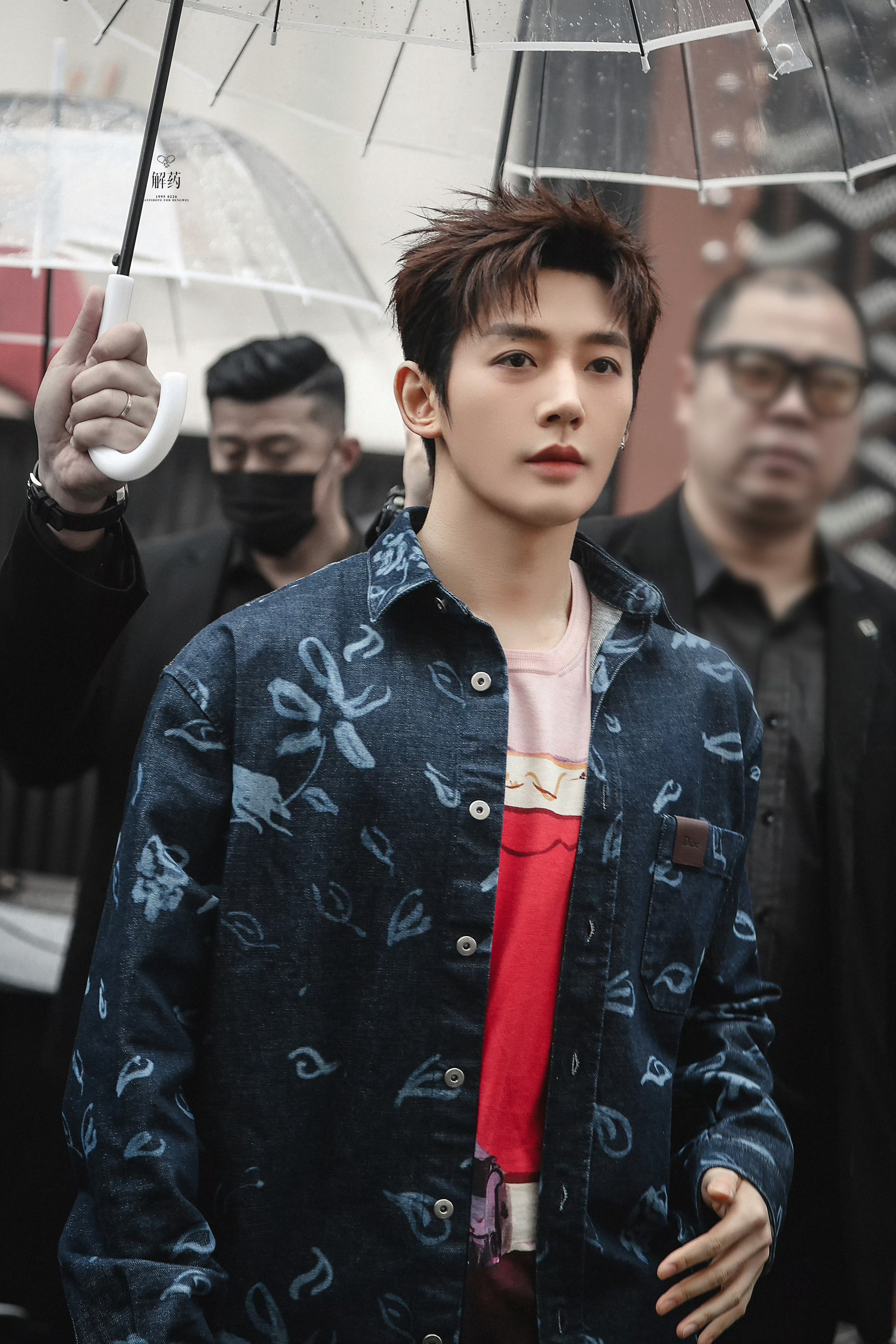 邓为 × 今日Dior 南京线下活动造型饭拍 📸邓为像穿了红色肚兜