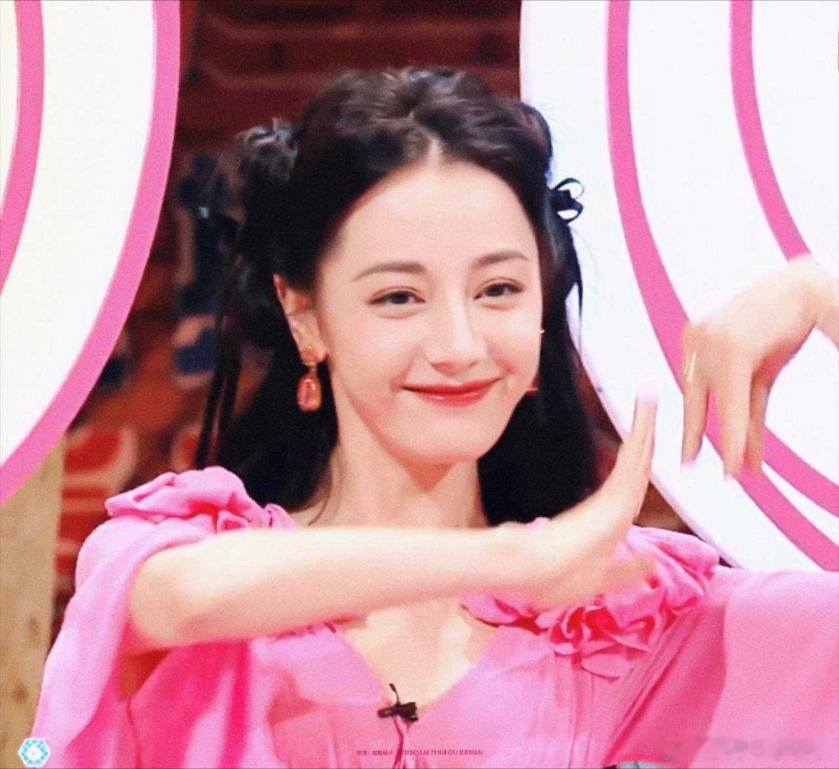 迪丽热巴今天星期巴迪丽热巴0603生日快乐dlrb 迪丽热巴你的风格很奇怪，不是