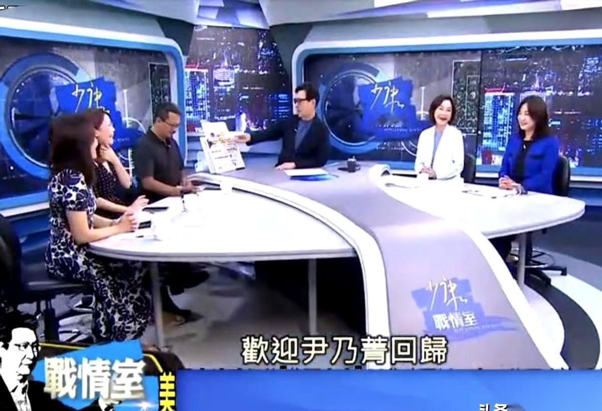 赵少康的节目上，出了个名场面。
他正挨个介绍嘉宾，轮到尹乃菁，特意加了一句：“欢