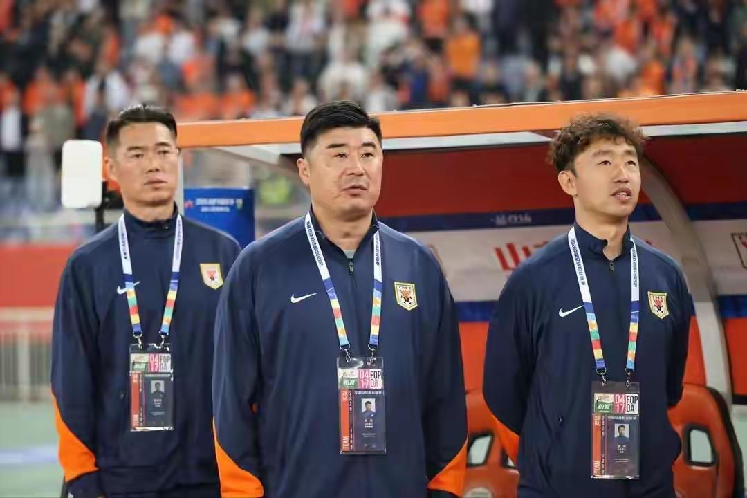 山东泰山队不会倒，虽然他们本赛季遭遇了瓶颈式的下滑。相信韩鹏统帅的教练组，明天“