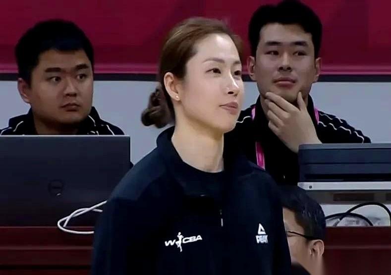 卫冕冠军，广东东莞女篮，手里攥着四个国手，教练还是国家队主帅郑薇。
这套牌，赛前