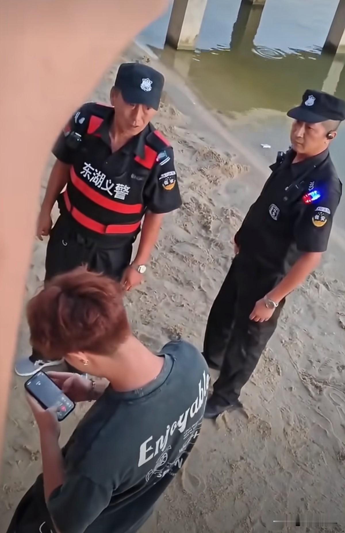 之前只知道有辅警，现在怎么又出了个义警？看这个义警的着装有点像保安，但又带一个“