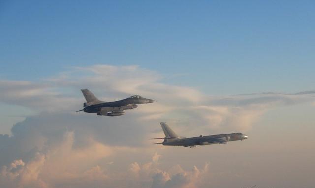 韩媒说中美战机在黄海保持克制？你真以为美军F-16是来和平巡逻的？错！真相是，五