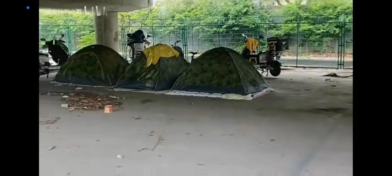 觉得挣钱太难了，大城市消费又高，租房子一个月也要一二千元，，，
所以有的外卖小哥