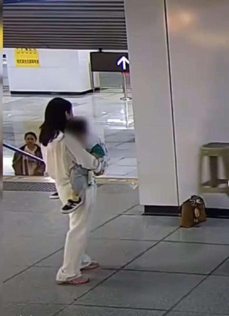 “没想到上人民日报了！”安徽合肥地铁站里，一位妈妈抱着熟睡的孩子等人，体力渐渐不