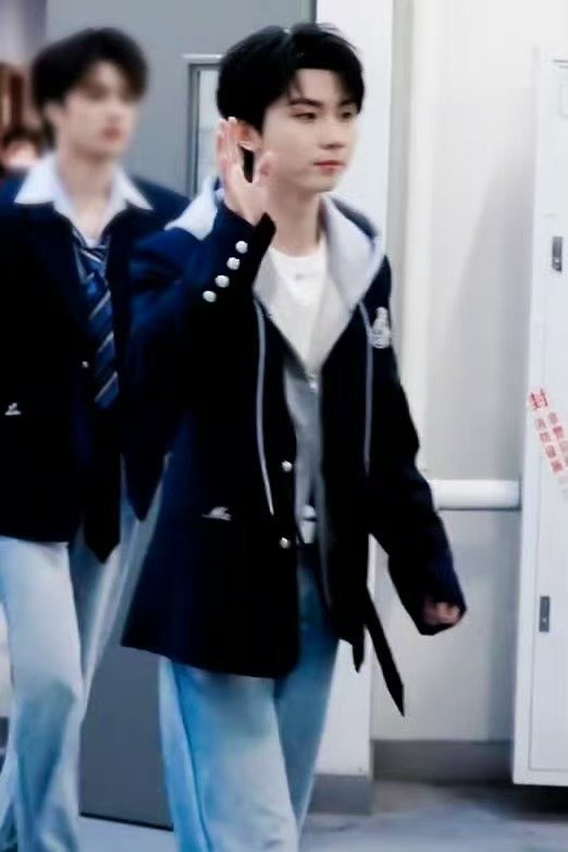 马嘉祺王者表演赛造型马嘉祺叠穿 马嘉祺叠穿，哥酱造型好帅 