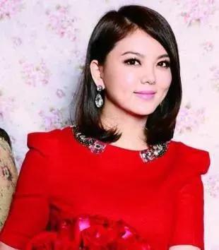 李湘是一位著名的演员，拥有丰富的表演经验和高度认可的才华。他出生在一个艺术家庭，