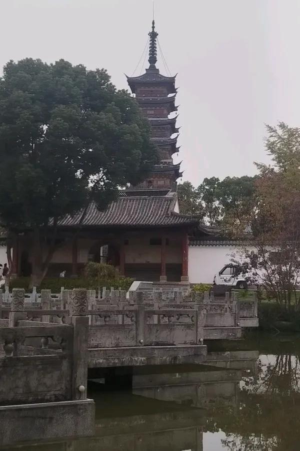 江南好，风景旧曾识。
围墙高，大门新迎宾。