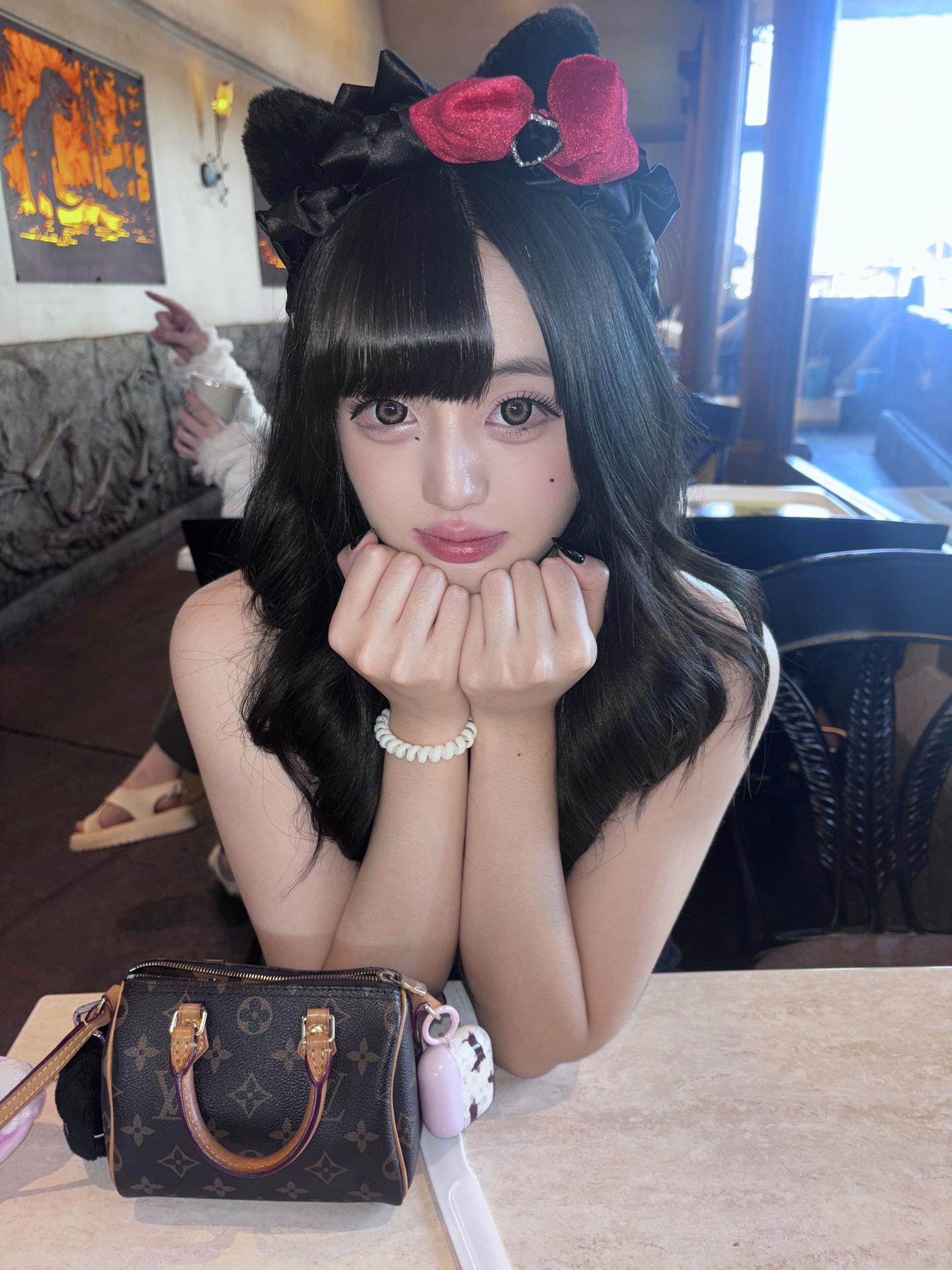 出去玩光拍美照了吧。