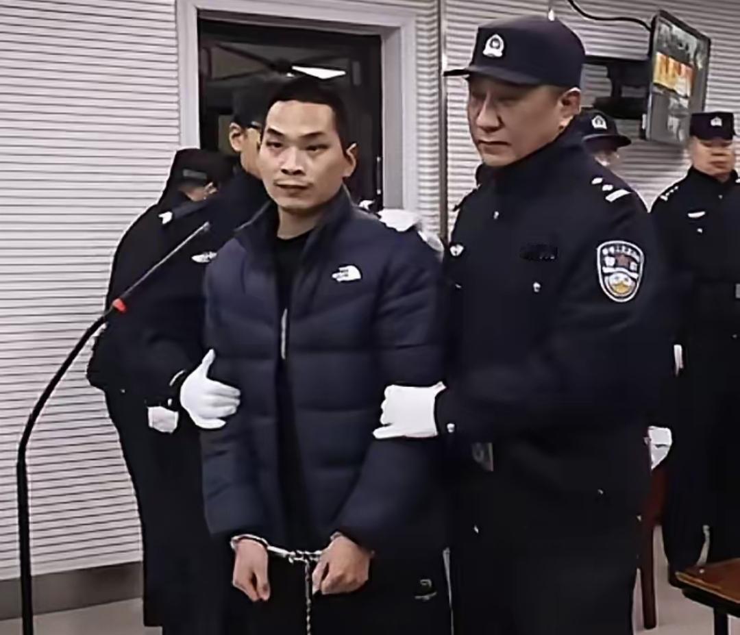 还是古人有智慧，常说相由心生。
这家伙高颧骨，吊梢眼，两腮无肉，长得贼眉鼠眼的，