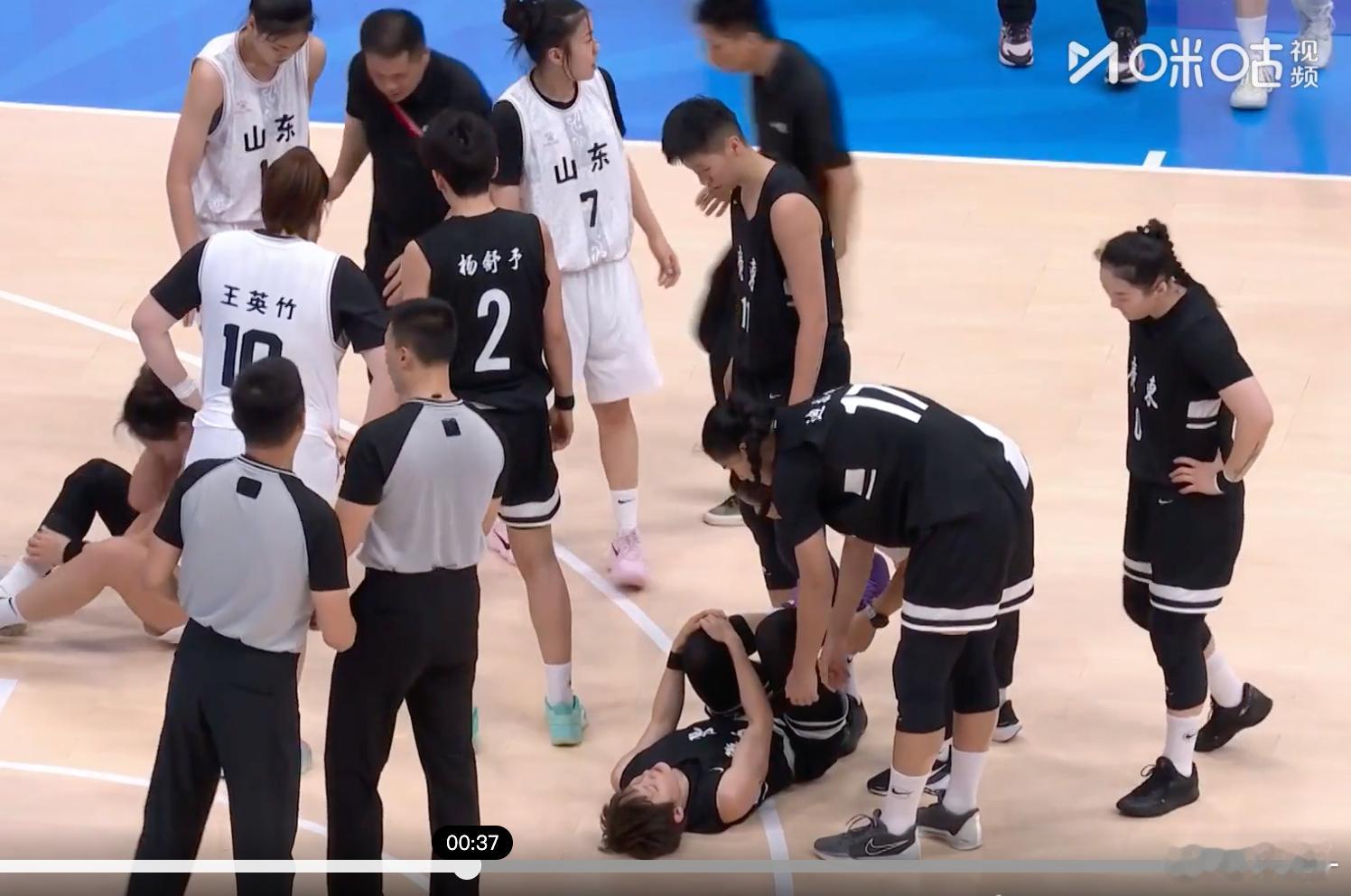 杨力维半场回到球场！！ 。。。。挡拆的时候撞到一起 受伤离场要健康啊！！！