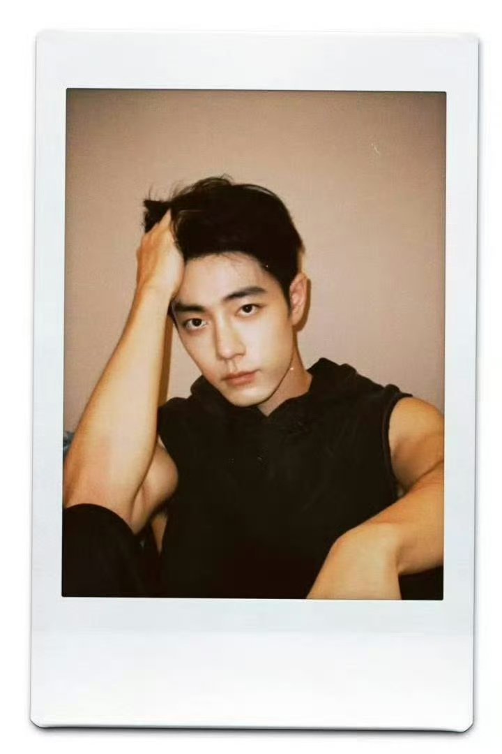 肖战扶额拍立得 肖战新鲜拍立得 肖战新鲜拍立得 