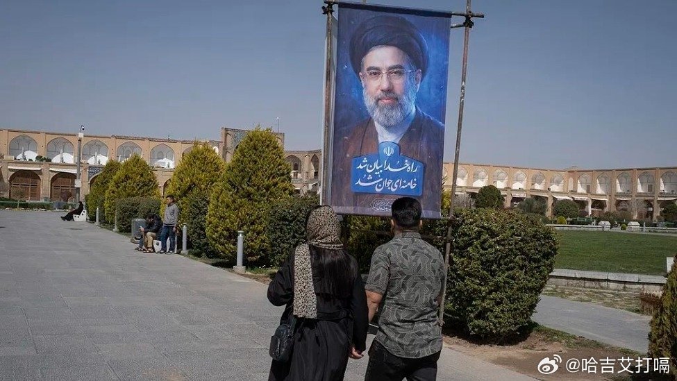 凤凰新闻【死亡威胁中，受伤的伊朗最高领袖“亮相”了】当地时间3月12日，穆杰塔巴