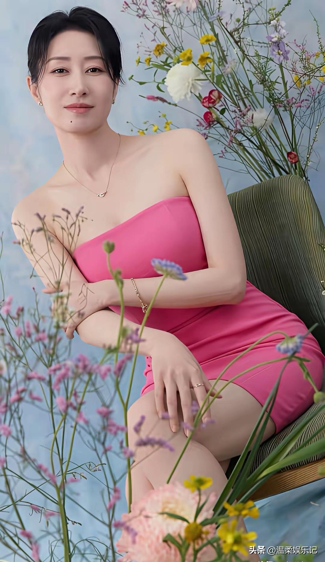 刘敏涛真是娱乐圈的宝藏姐姐。很多人先看到她白衬衫光脚照才去了解她。真正让她成“国