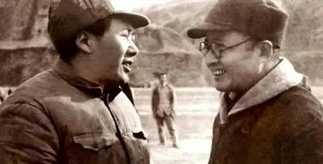 1935年，有一个人在遵义会议上挖苦毛主席，声称：你不懂马列，只看三国演义来打仗