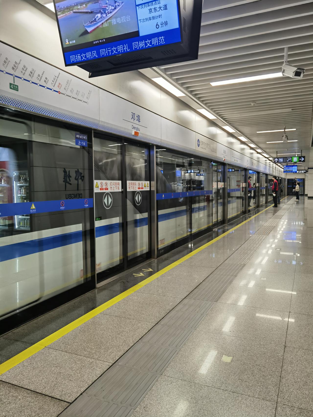 空荡荡的站台
 
人潮散去，站台归于安静。风掠过空旷的角落，带走喧嚣，也藏起心事