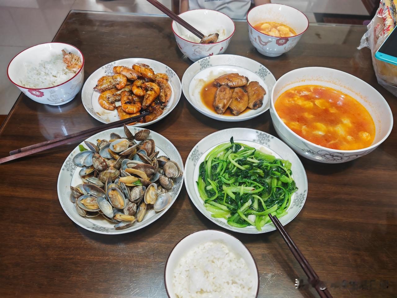 午餐分享～
周六儿媳上班，儿子带宝贝去玩篮球，中午就我们祖孙三人吃饭，还是老路子