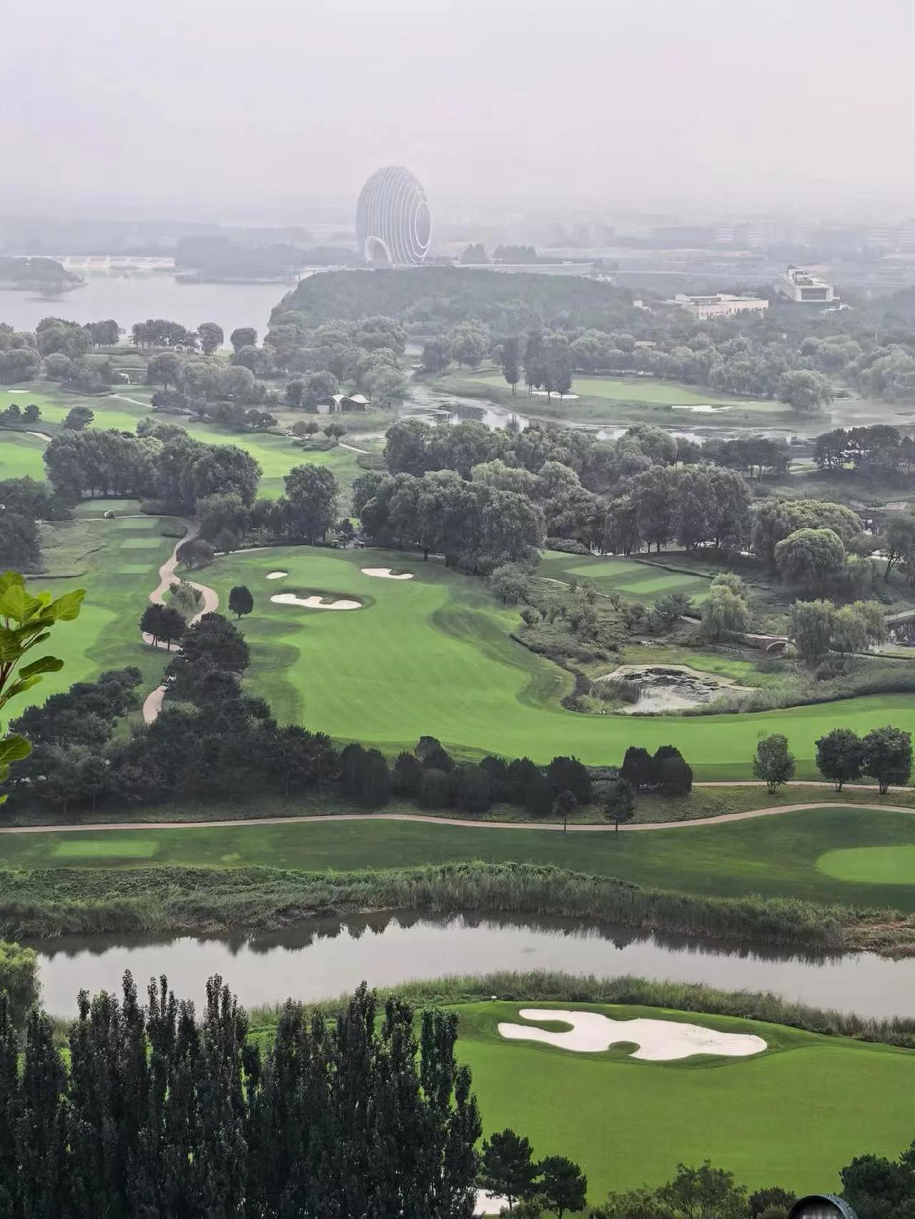 @豆包 这是在哪里拍的风景？这是在北京市怀柔区雁栖湖拍的风景。山清水秀，碧波荡漾
