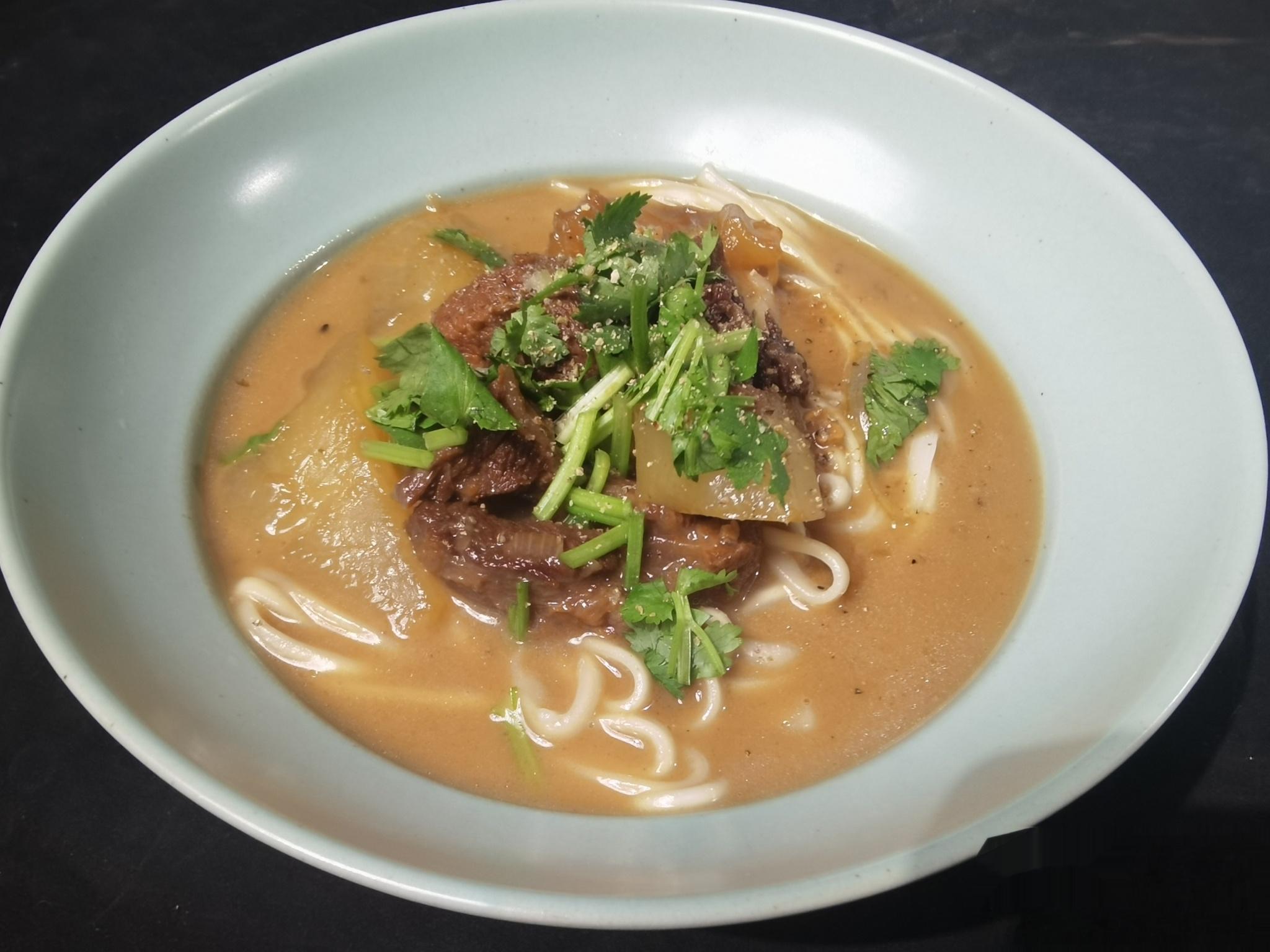 光汉牛肉面 中餐厅光汉做的台式牛肉面，是我在中餐厅打工的日子里做大的快乐了！每天