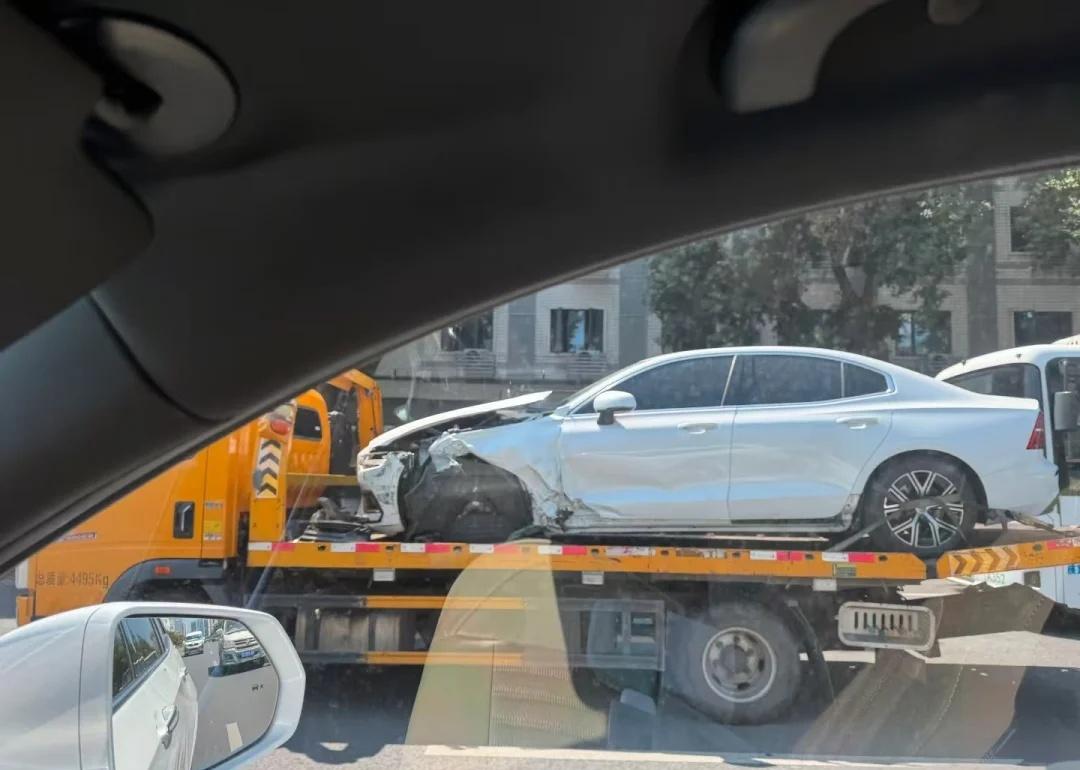 沃尔沃好像也不结实...
咋撞成这样了？