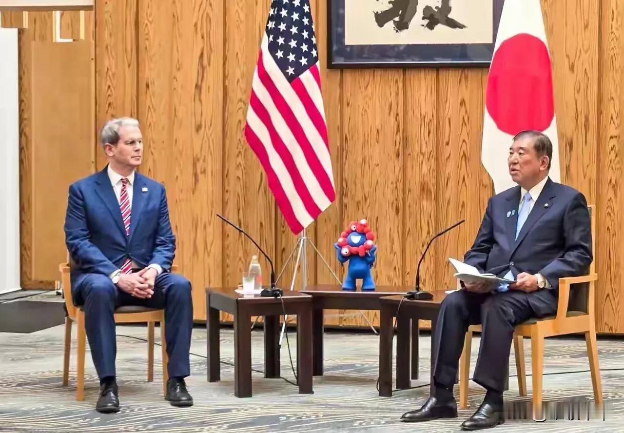 在日本首相的会客厅中，双方代表之间桌子上竟然放了一只玩具，这倒是挺稀罕的摆放，也
