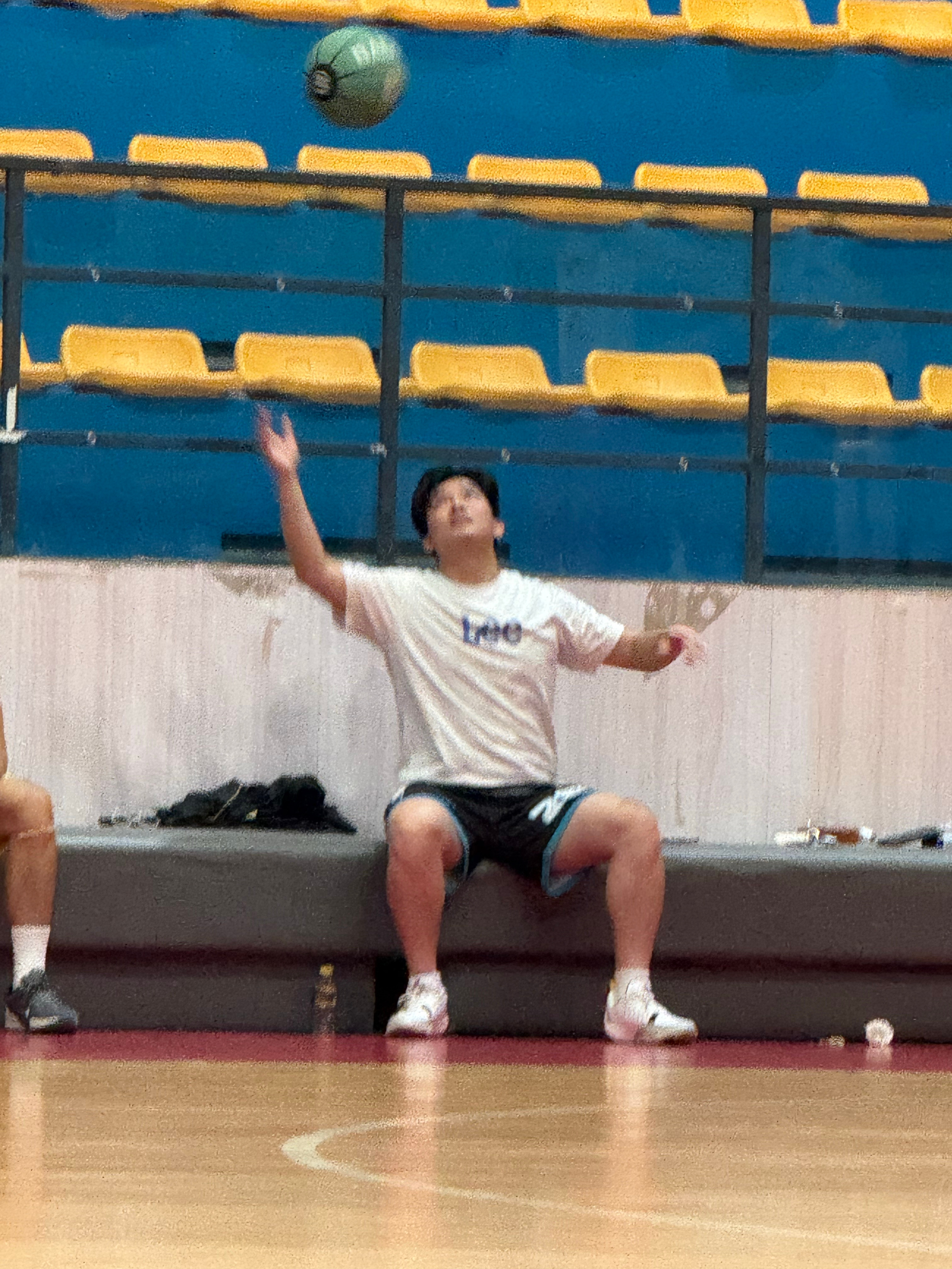 突然回来直接篮球场突袭在那里傻乐 